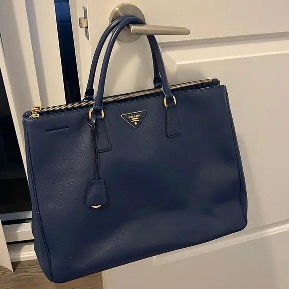 Prada bag - Picture 2 of 10